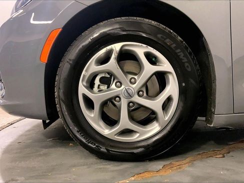 Used 2023 Chrysler Pacifica Limited image 9