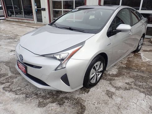Used 2017 Toyota Prius Four Touring image 2