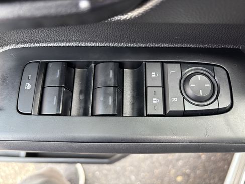 Used 2025 Toyota Tacoma SR AWD/4WD image 16