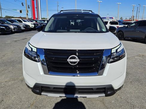 New 2025 Nissan Pathfinder Platinum image 18