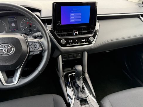 Used 2025 Toyota Corolla Cross LE image 17