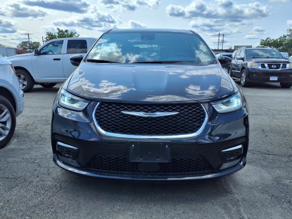 Used 2023 Chrysler Pacifica Touring-L FWD image 2