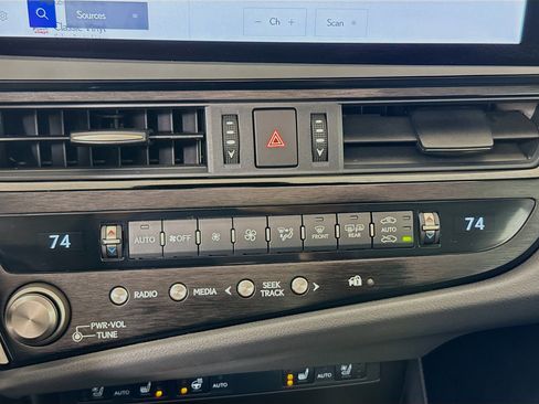 Used 2025 Lexus ES 350 w/ Premium Package image 18