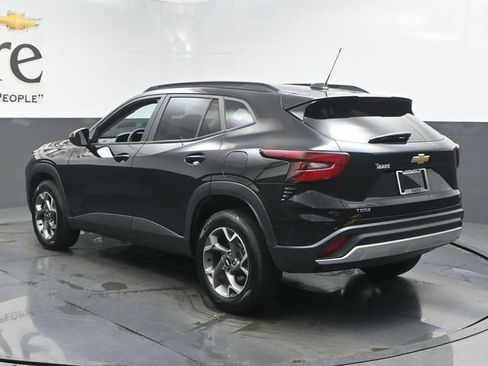 Used 2025 Chevrolet Trax LT FWD image 36