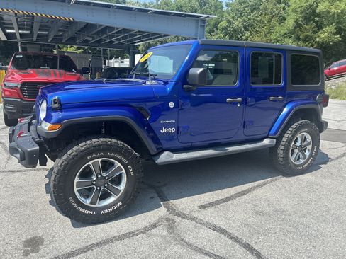 Used 2018 Jeep Wrangler Unlimited Sahara AWD/4WD image 2