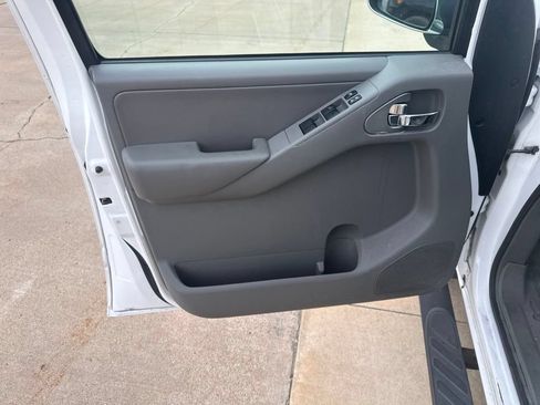 Used 2011 Nissan Frontier SL AWD/4WD image 6