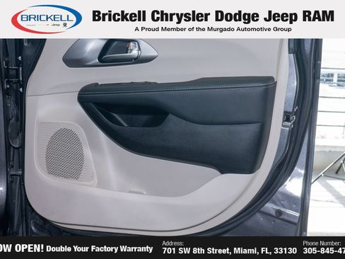 Used 2023 Chrysler Pacifica Touring-L FWD image 13