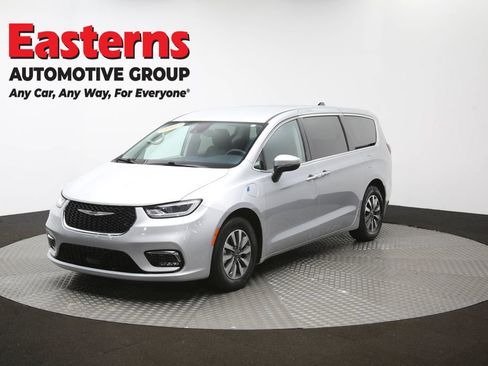 Used 2023 Chrysler Pacifica Touring-L FWD image 57