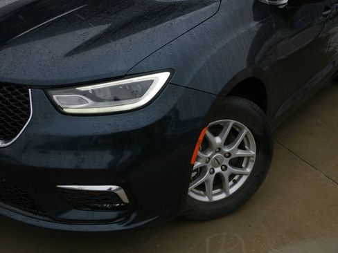 Used 2023 Chrysler Pacifica Touring-L image 3