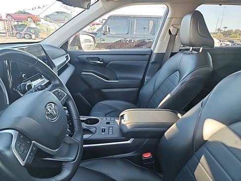Used 2023 Toyota Highlander XLE image 5