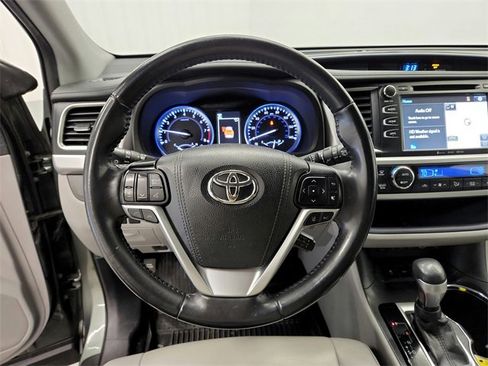 Used 2019 Toyota Highlander XLE image 22