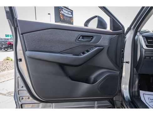 Used 2023 Nissan Rogue S image 6