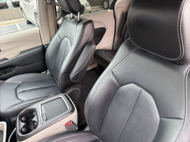 Used 2024 Chrysler Pacifica Touring-L FWD image 5