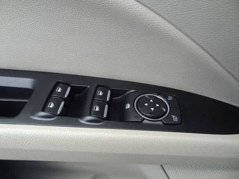 Used 2018 Ford Fusion SE w/ Fusion SE Technology Package FWD image 14