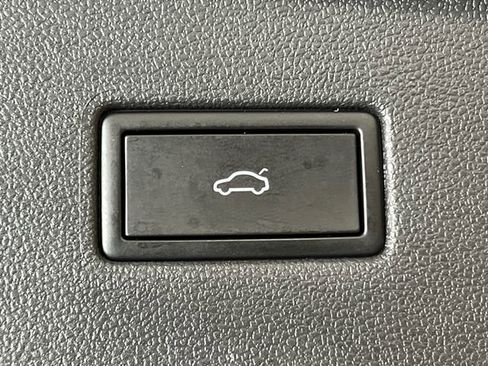 Certified 2024 Volkswagen Tiguan SE w/ Panoramic Sunroof Package FWD image 6