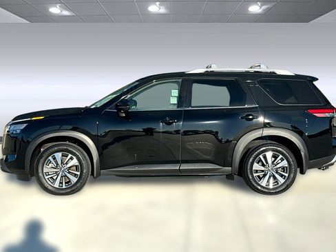 Used 2024 Nissan Pathfinder SL image 2