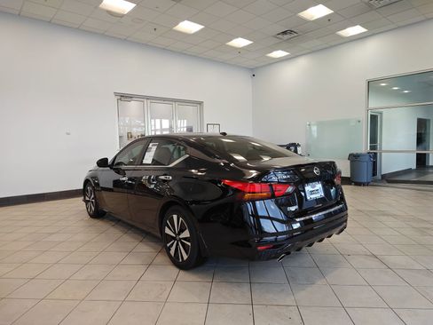 Used 2022 Nissan Altima 2.5 SV w/ SV Premium Package image 5