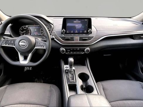 Used 2025 Nissan Altima 2.5 SV FWD image 7