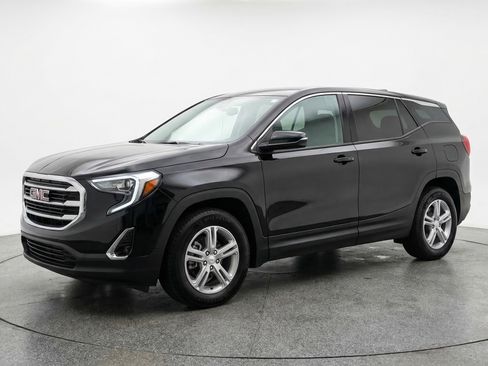 Used 2024 GMC Terrain SLE image 3