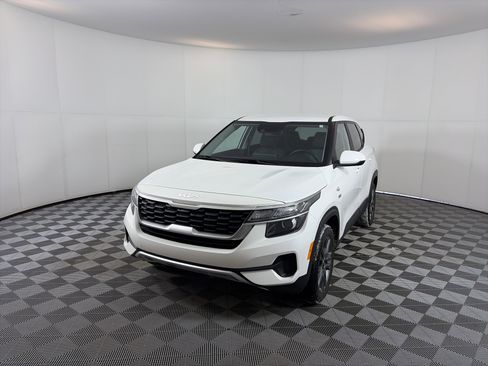 Used 2023 Kia Seltos LX image 2