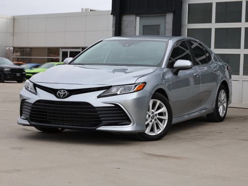 Used 2022 Toyota Camry LE image 3