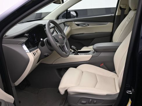 Used 2017 Cadillac XT5 Luxury w/ Driver Awareness Package AWD/4WD image 11