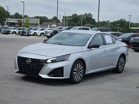 Used 2024 Nissan Altima 2.5 SV FWD image 2