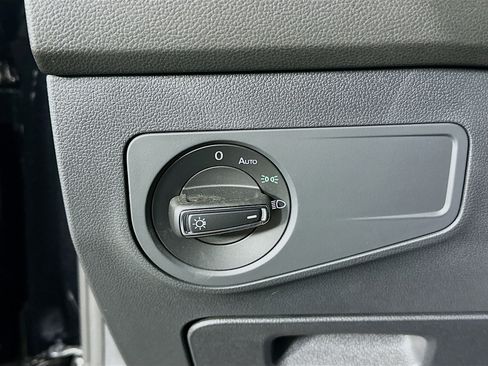 Used 2023 Volkswagen Tiguan SE image 33