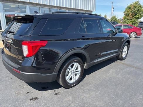 Used 2023 Ford Explorer XLT image 3