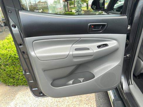 Used 2014 Toyota Tacoma 4x4 Double Cab w/ SR5 Package image 16