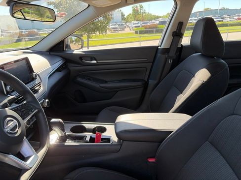 Used 2025 Nissan Altima 2.5 SV FWD image 46