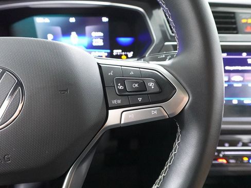 Used 2022 Volkswagen Tiguan SE w/ Panoramic Sunroof Package image 11