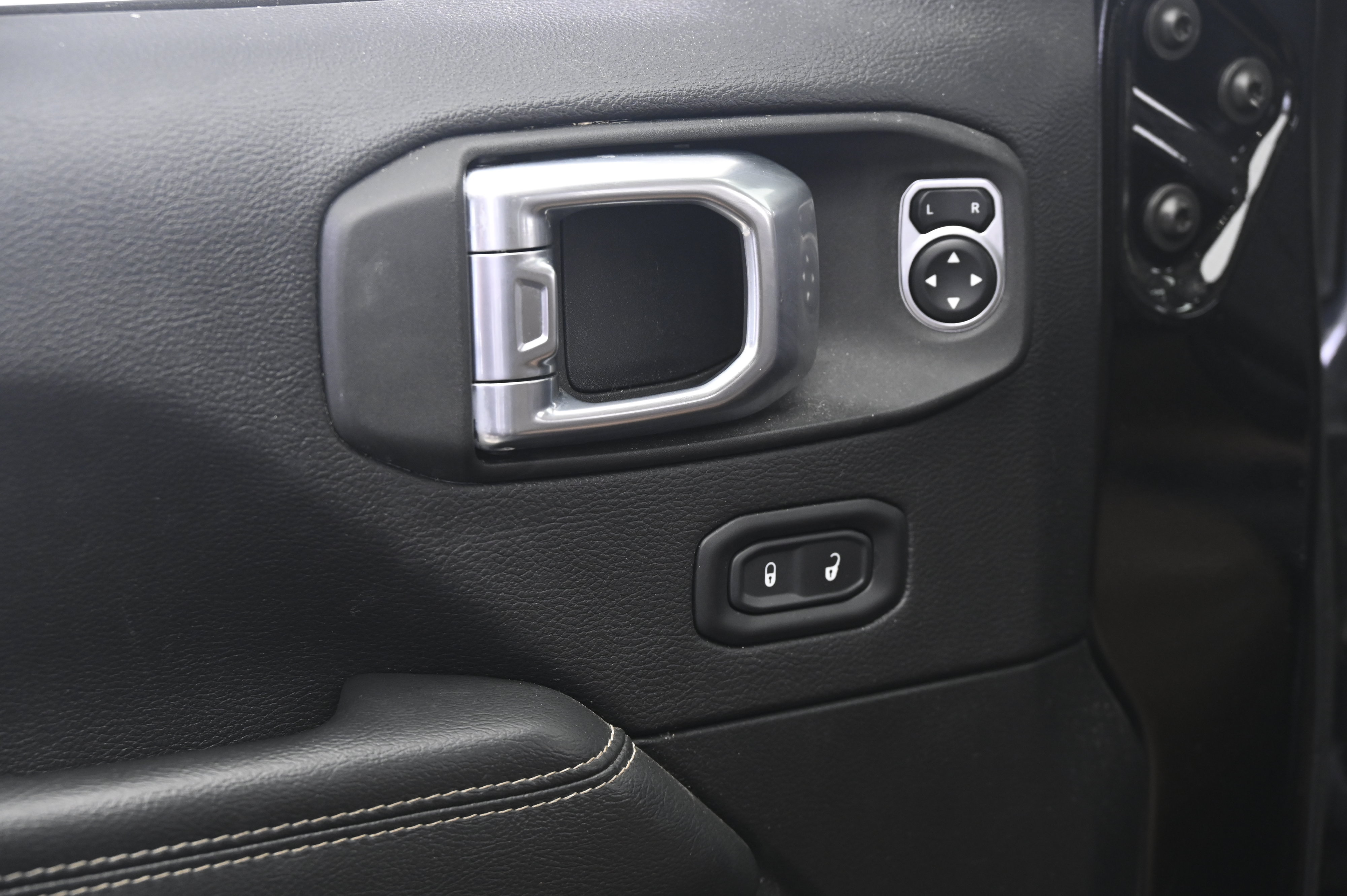 Used 2020 Jeep Wrangler Unlimited Sahara AWD/4WD image 26