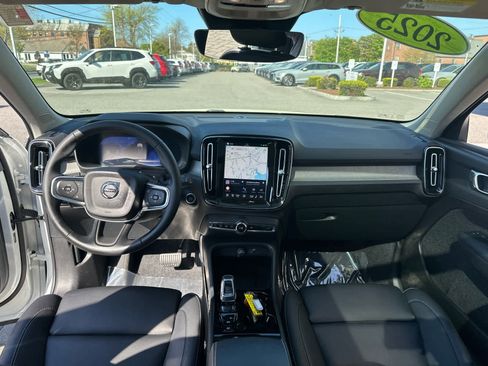 Used 2025 Volvo XC40 B5 Plus AWD/4WD image 27