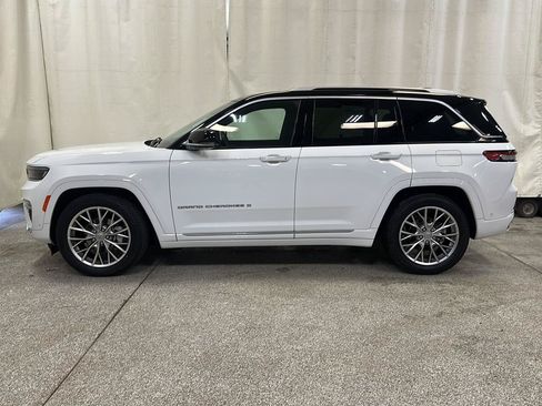 Used 2023 Jeep Grand Cherokee Summit w/ Luxury Tech Group V AWD/4WD image 2