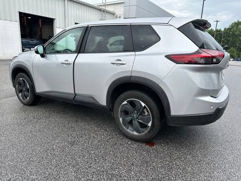 Used 2024 Nissan Rogue SV AWD/4WD image 3