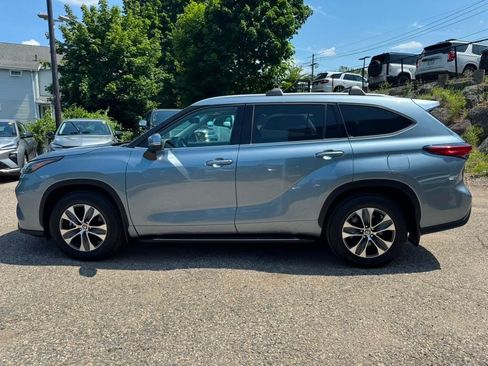 Used 2022 Toyota Highlander XLE AWD/4WD image 3