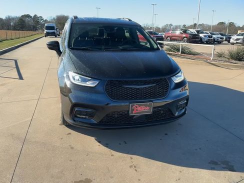 New 2026 Chrysler Pacifica Limited w/ S Appearance Package image 4