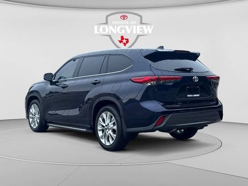 Used 2023 Toyota Highlander Limited FWD image 3