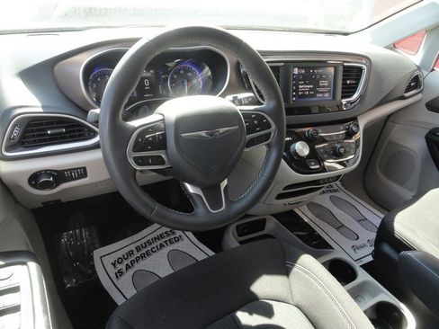 Used 2023 Chrysler Voyager LX FWD image 8