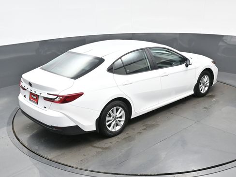 Used 2025 Toyota Camry LE w/ Convenience Package image 39