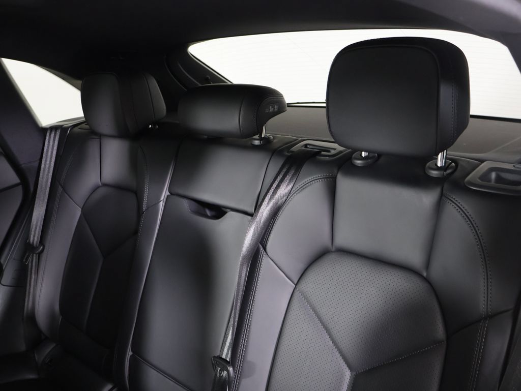 Certified 2024 Porsche Macan AWD/4WD image 11