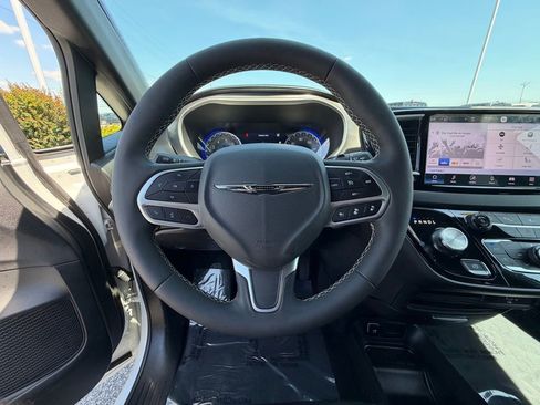 Used 2026 Chrysler Pacifica Select FWD image 26