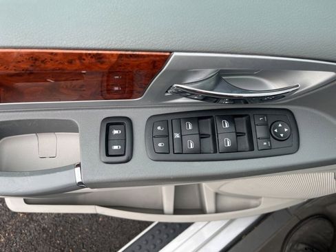Used 2009 Chrysler Town & Country Touring w/ Entertainment Group #2 FWD image 11