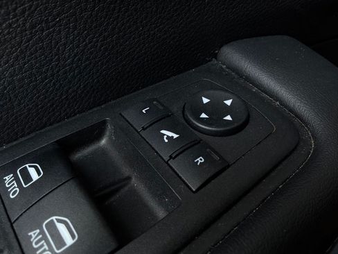 Used 2025 Chrysler Pacifica Limited FWD image 32
