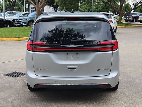 Used 2023 Chrysler Pacifica Limited FWD image 6