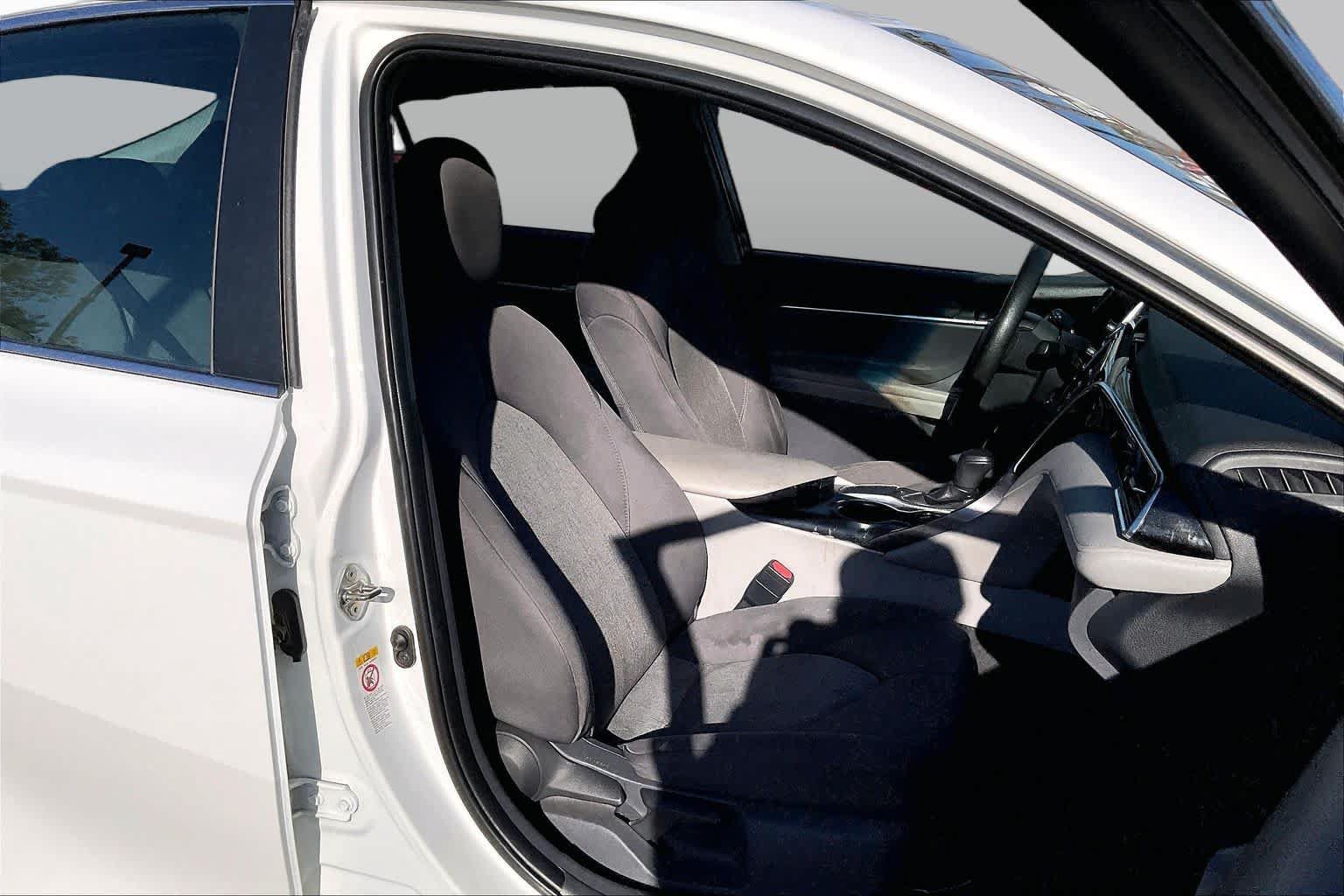 Used 2018 Toyota Camry LE FWD image 7