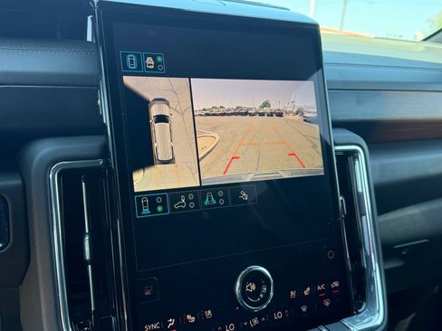 Used 2025 GMC Yukon XL Denali AWD/4WD image 18