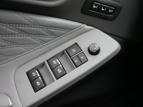 Used 2020 Toyota Avalon Limited image 19