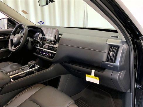 Used 2025 Nissan Pathfinder SL FWD image 28